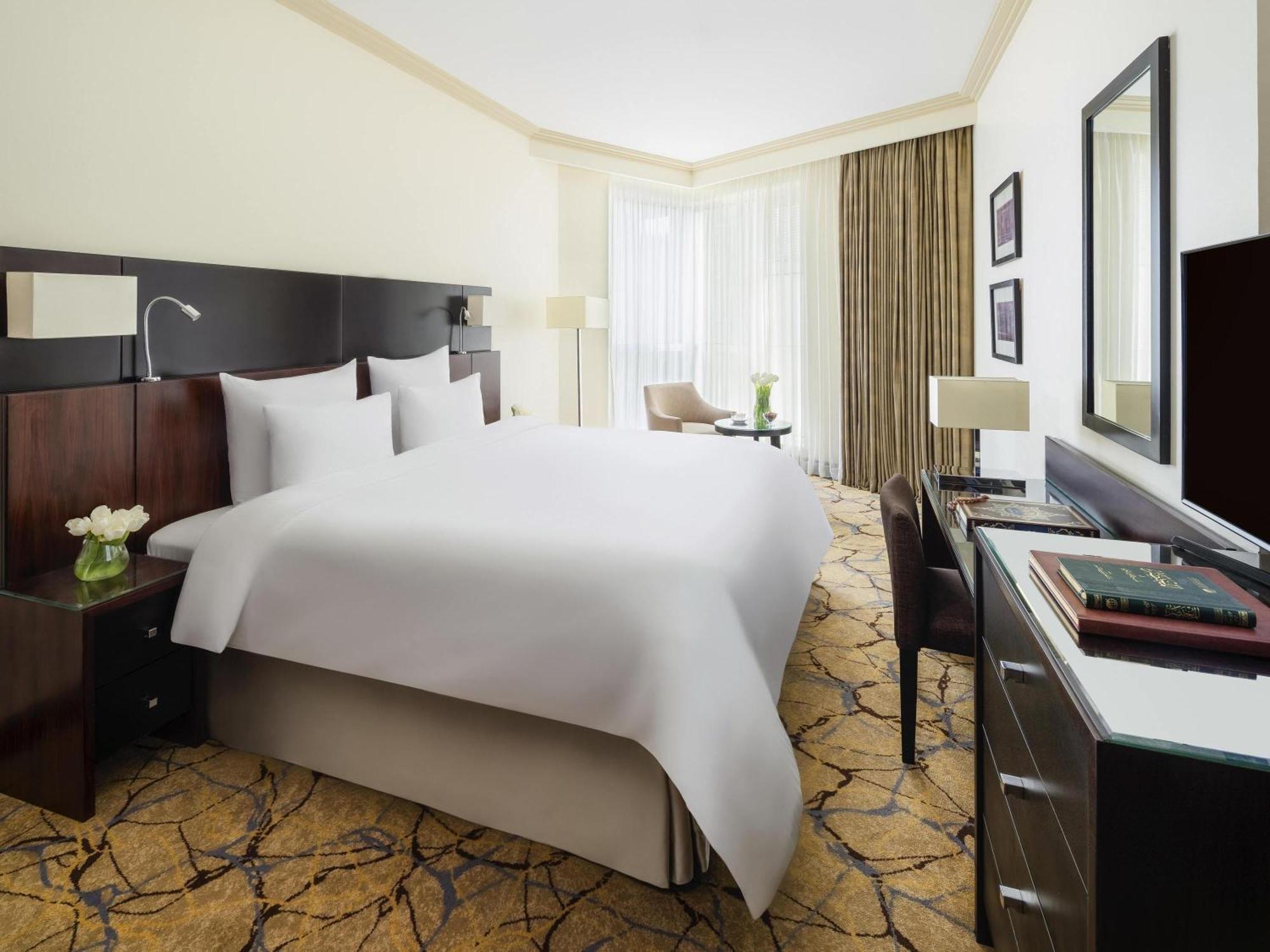 Deluxe Suite mit Kingsize-Bett und seitlichem Blick auf die Kaaba